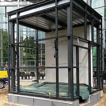 Stahlbau-Konstruktion mit schwarzem Stahlrahmen