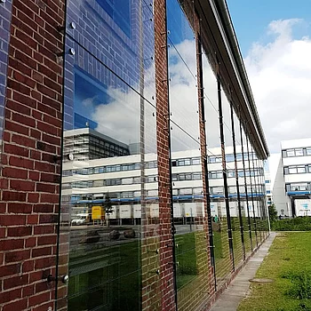 Fassade eines Gebäudes mit Schallschutzverglasung, bestehend aus großen, transparenten...