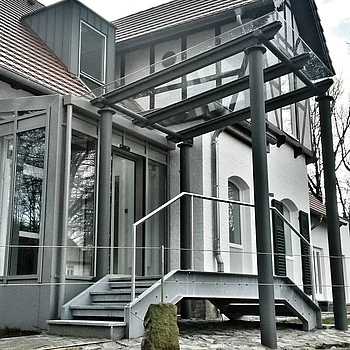 Moderne Stahlbau-Konstruktion mit Glasdach und Treppe.