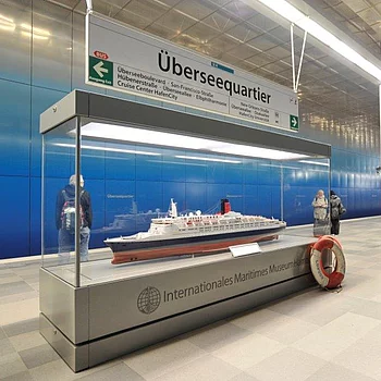 Modell eines Kreuzfahrtschiffs in einer Vitrine, beschriftet mit Überseequartier.